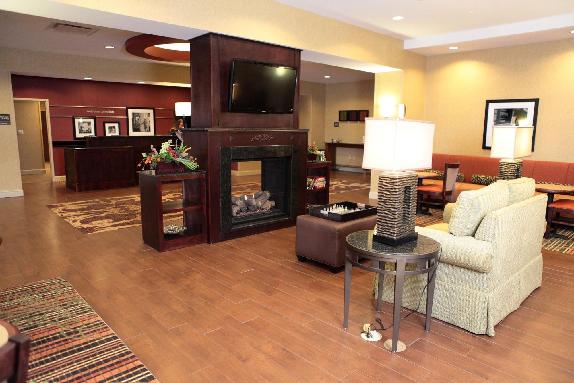 Hampton Inn Milan Экстерьер фото
