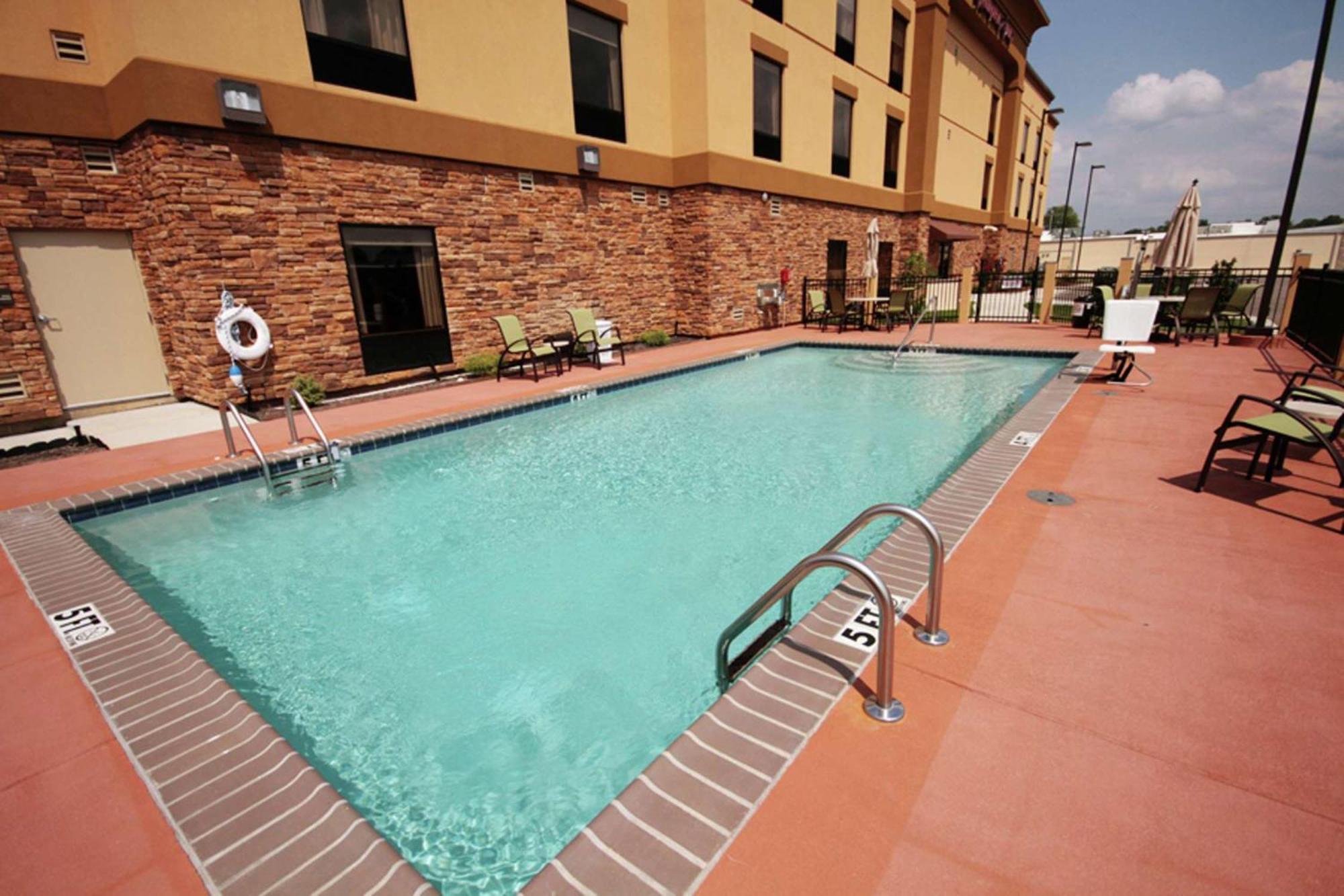 Hampton Inn Milan Экстерьер фото