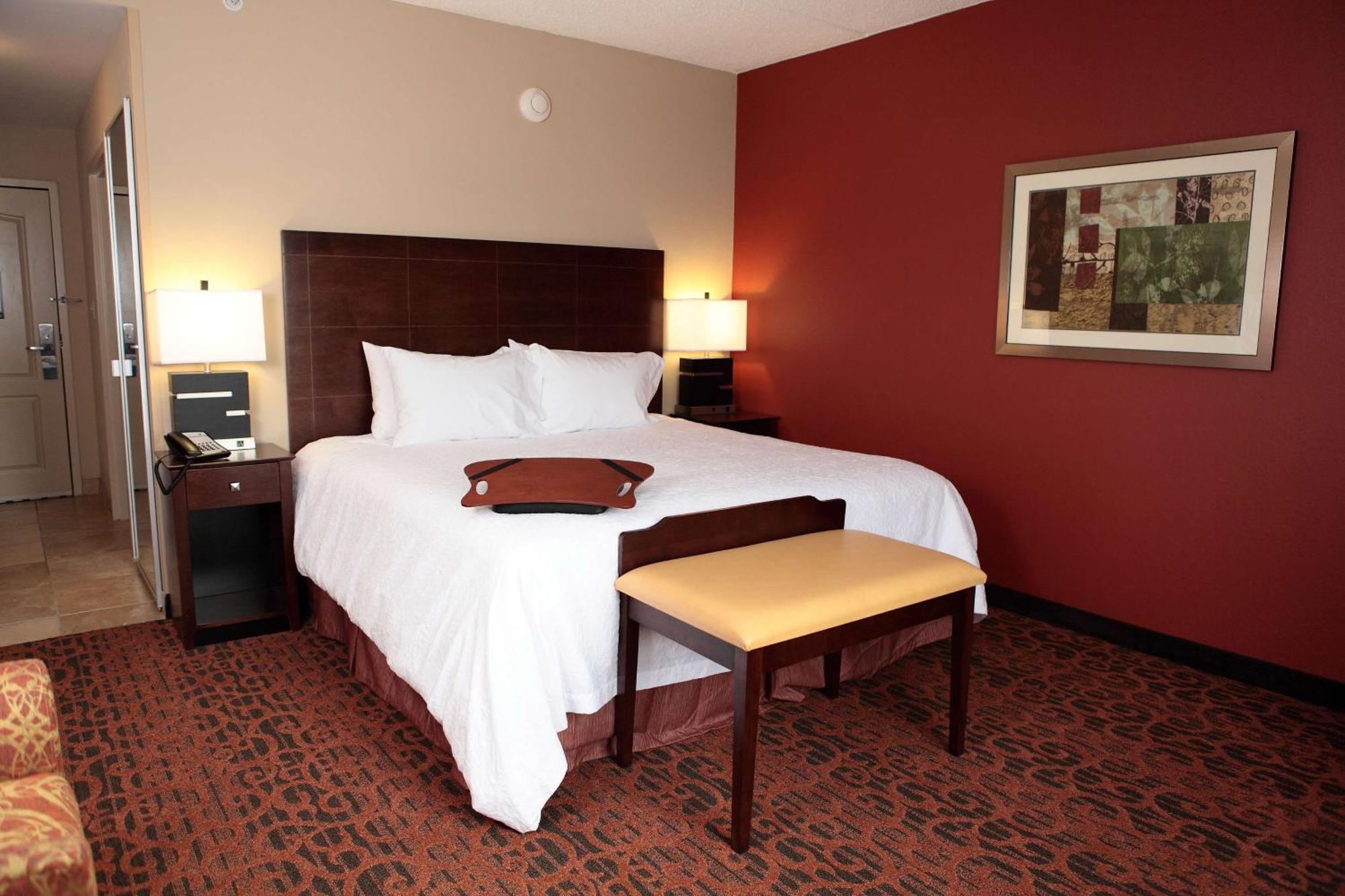 Hampton Inn Milan Экстерьер фото
