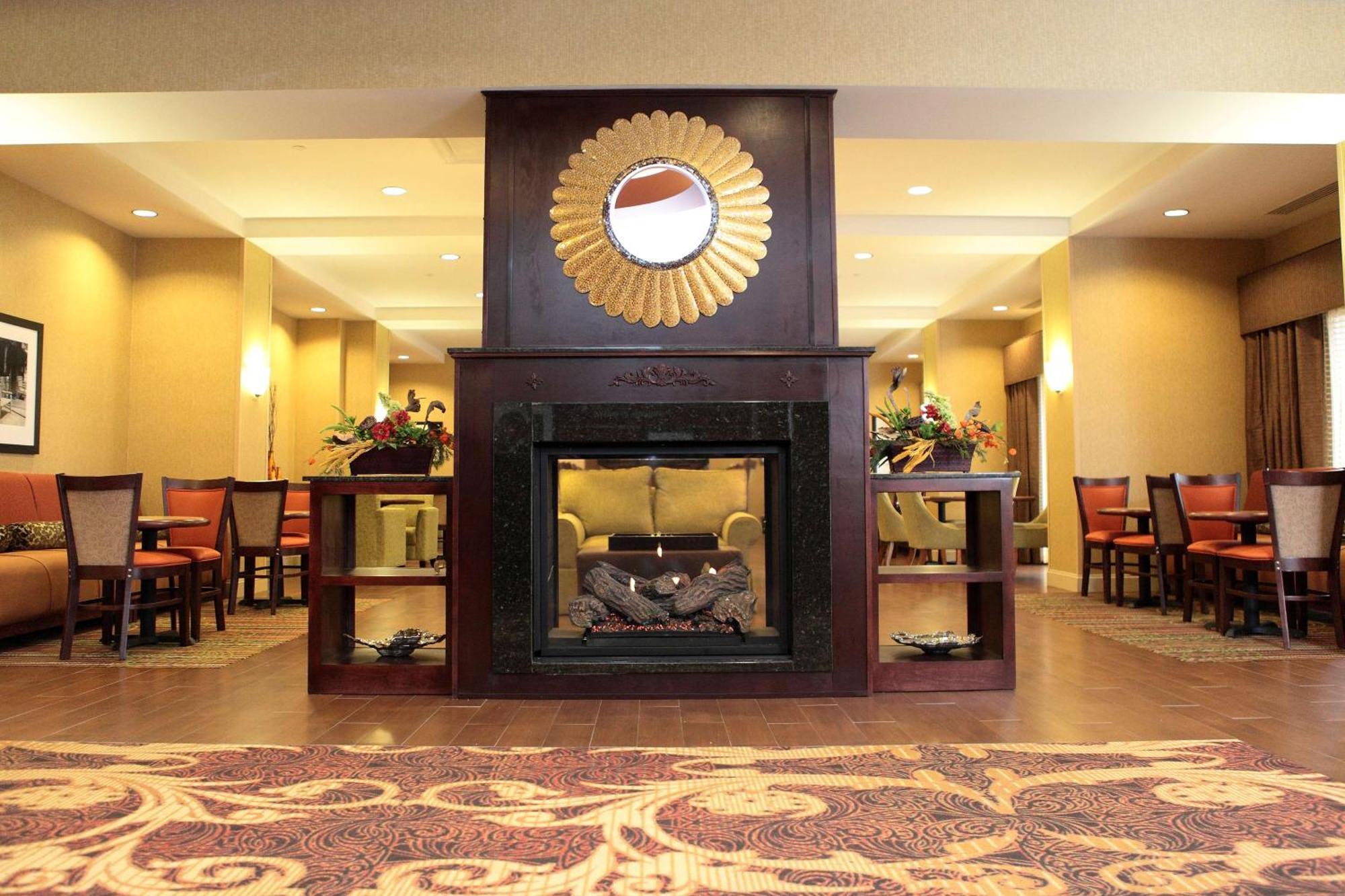 Hampton Inn Milan Экстерьер фото