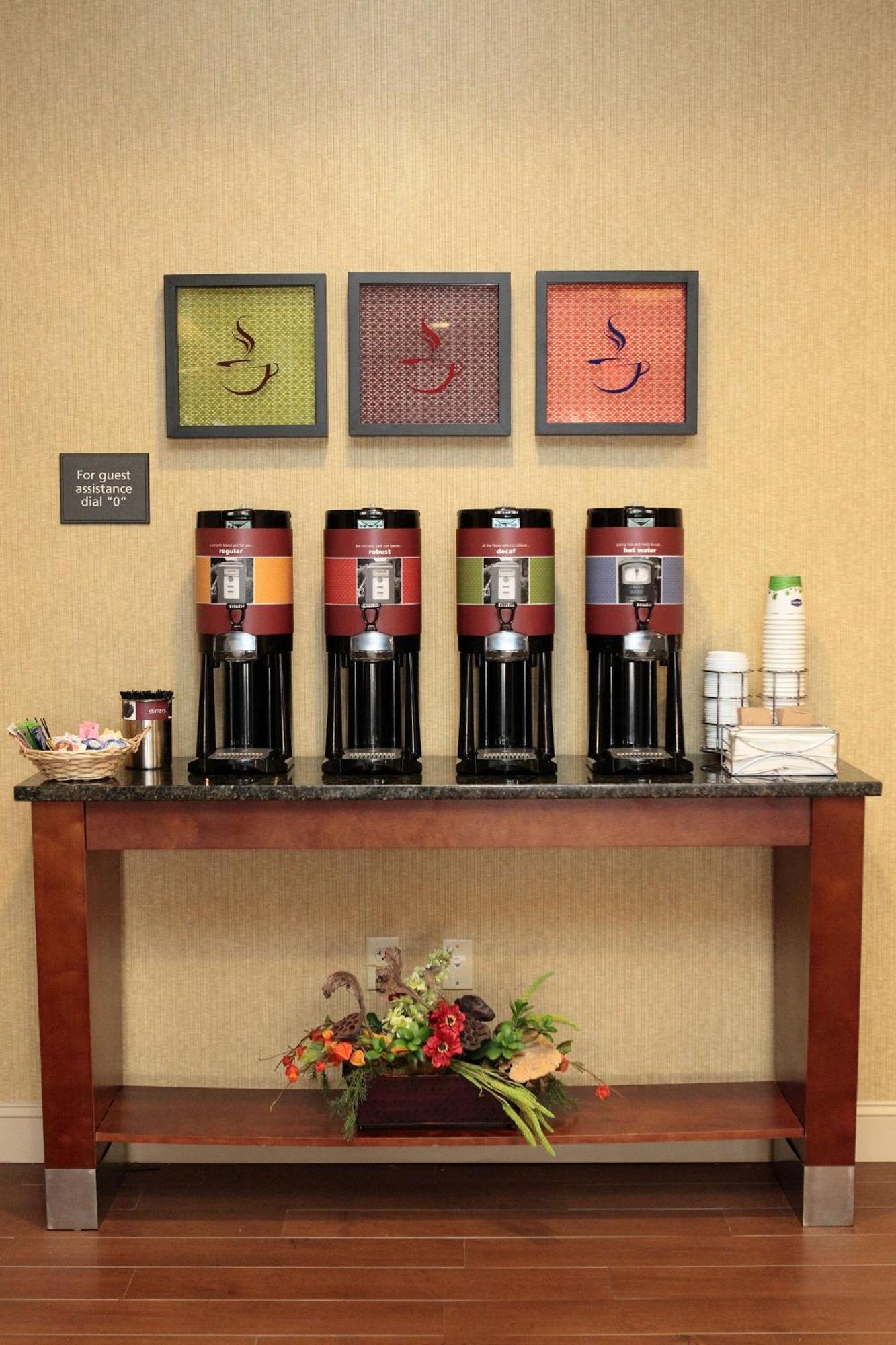 Hampton Inn Milan Экстерьер фото