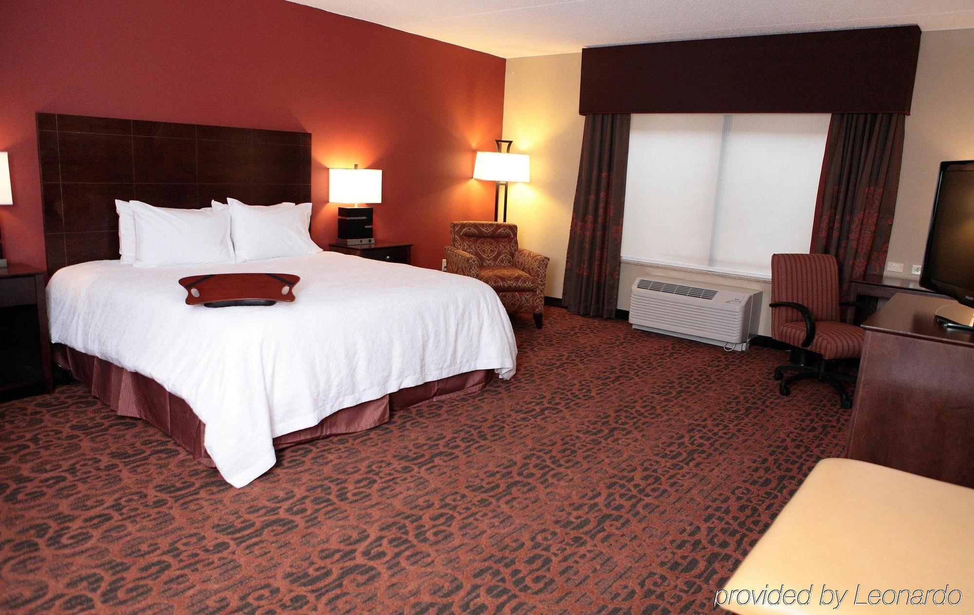 Hampton Inn Milan Экстерьер фото