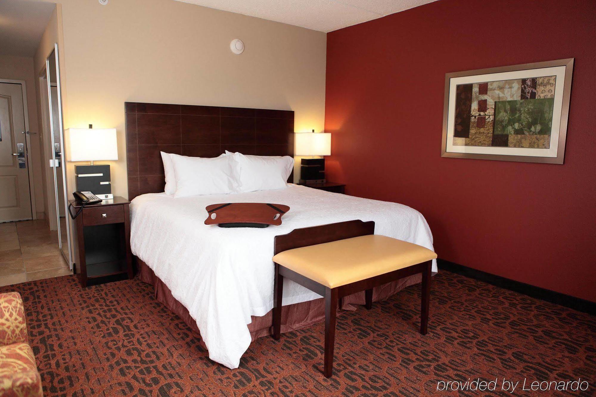 Hampton Inn Milan Экстерьер фото