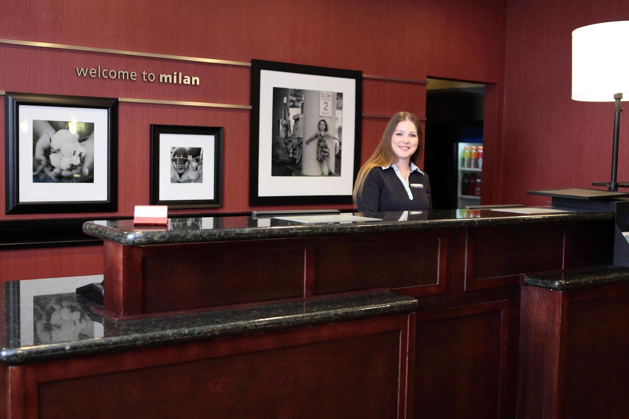 Hampton Inn Milan Экстерьер фото